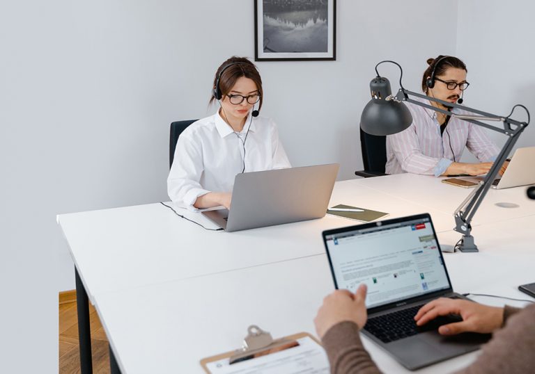 Chica trabajando en Actividades administrativas en la relación con el cliente